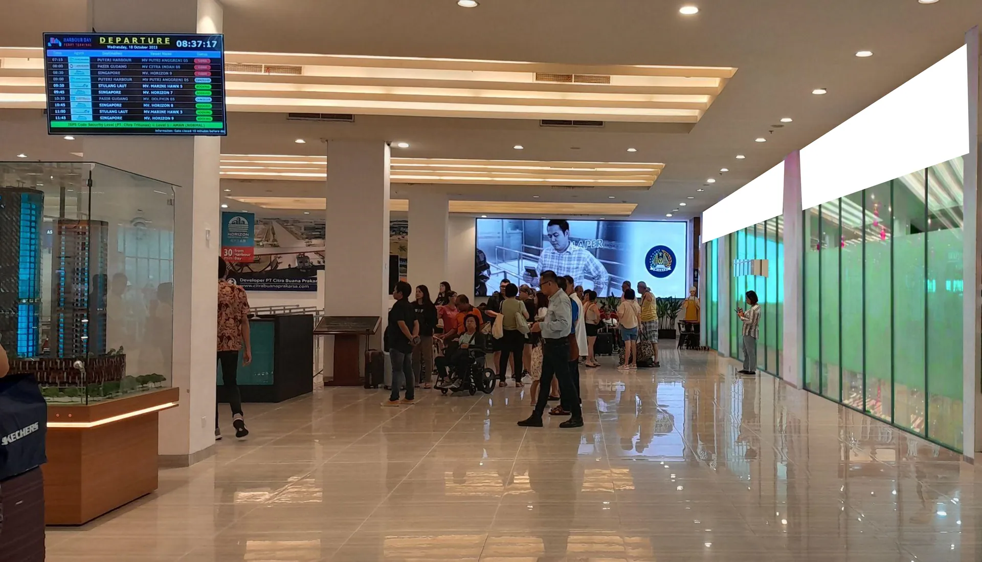 HBB 11 Lightbox @Departure public area