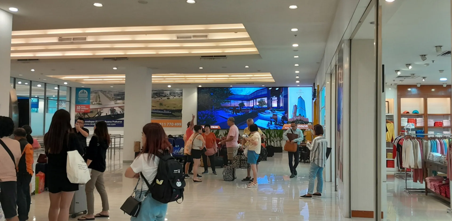 HBB 07 LED Screen @Departure public area
